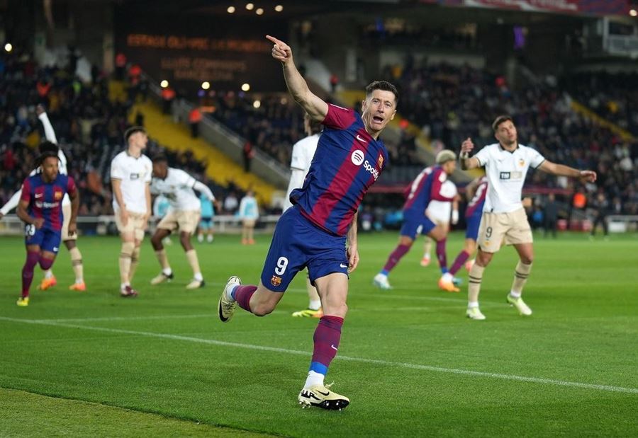 ليفاندوفسكي يقود برشلونة للفوز... وفالنسيا لعب بعشرة لاعبين! ليفاندوفسكي يقود برشلونة للفوز... وفالنسيا لعب بعشرة لاعبين!