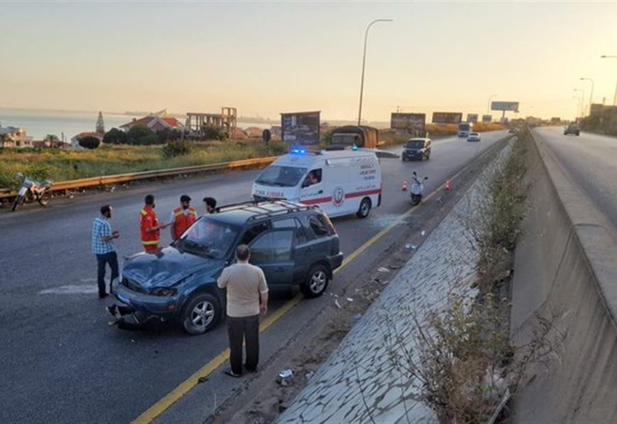 بالصورة: جريح بانقلاب جيب على أوتوستراد القلمون