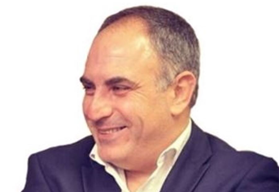 أسود: طار العهد .. حل العهر