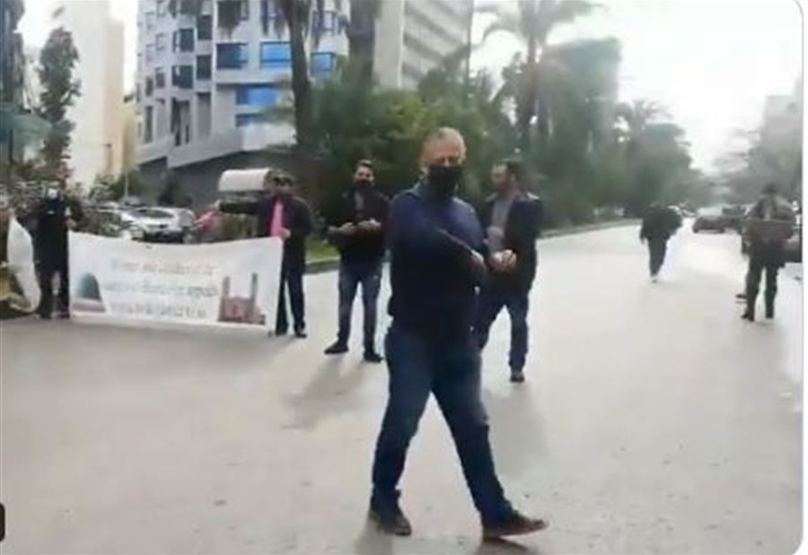 انفجارُ المرفأ...  وقفة أمام قصر العدل  انفجارُ المرفأ...  وقفة أمام قصر العدل