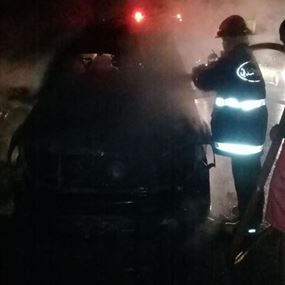 بالصورة: حريق سيارة رباعية الدفع على اوتوستراد البترون 