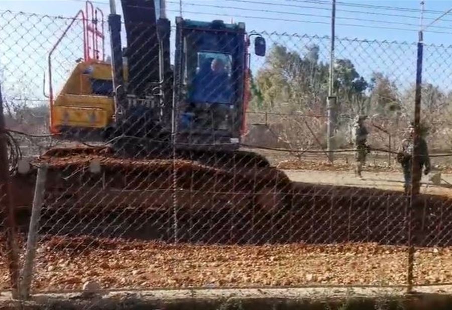بالفيديو: الجيش يمنع إحدى الجرافات الاسرائيلية من الخرق مجددًا