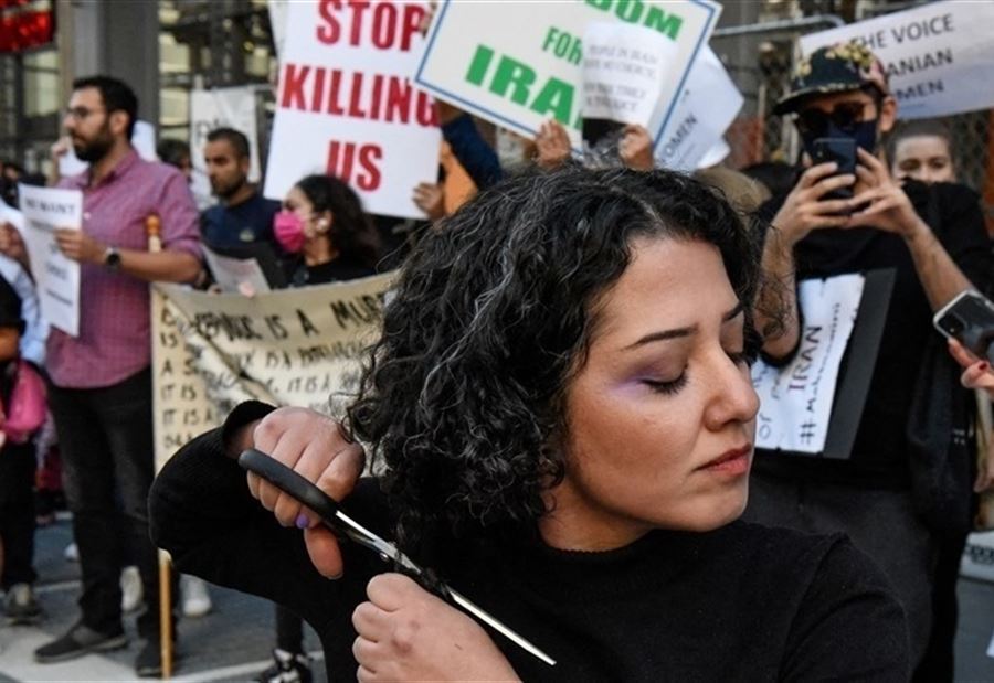 "بسبب الحجاب"... السجن 4 سنوات لناشطة إيرانية
