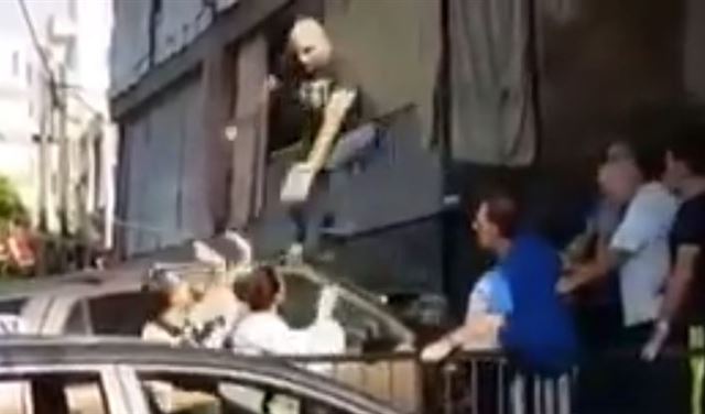 في الدكوانة: تلاسن فتضارب فـ"سحب للسكاكين".. والأطفال شهودًا!