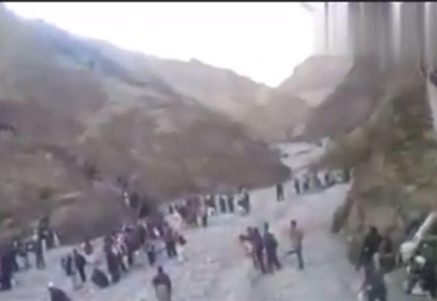بالفيديو: مئات الأفغان يتسلقون الجبال للدخول إلى إيران!