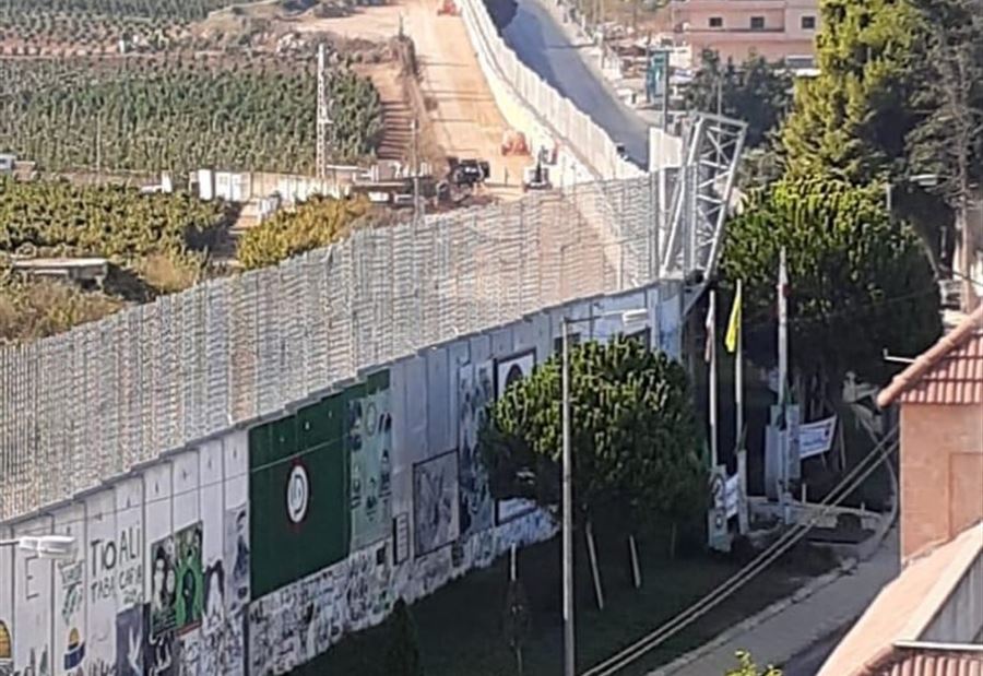 الجيش الاسرائيلي تابع تثبيت السياج الحديدي فوق الجدار في كفركلا
