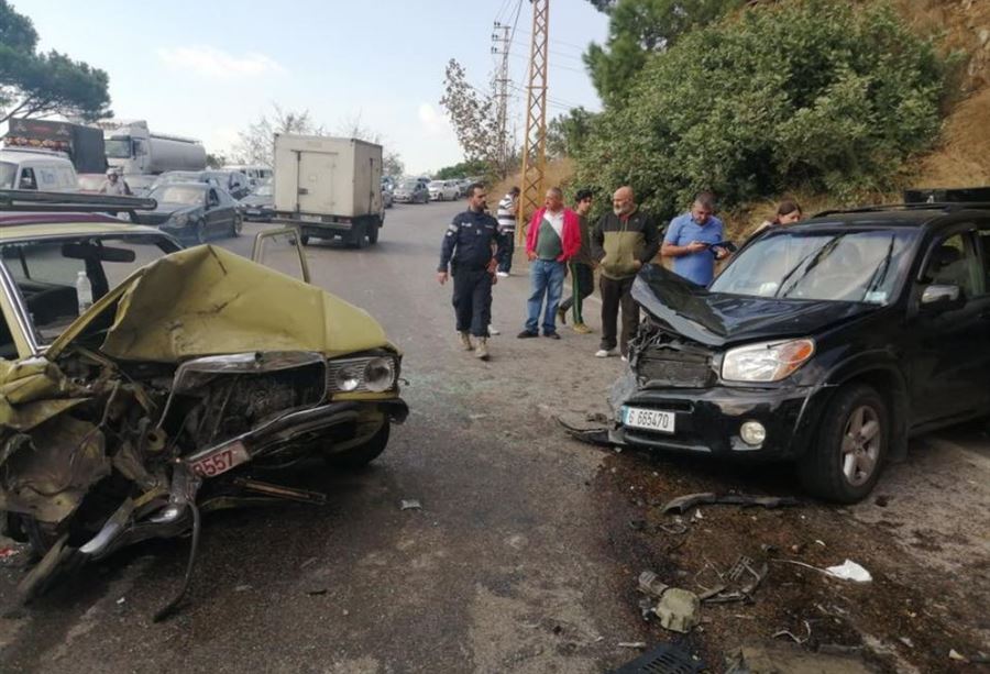 بالصور: 4 جرحى بحادث سير مروع على طريق عاريا - عاليه بالصور: 4 جرحى بحادث سير مروع على طريق عاريا - عاليه