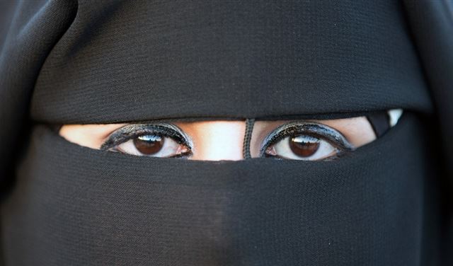 سعودي يطلق زوجته على الشاطئ لسبب لا يخطر على البال  