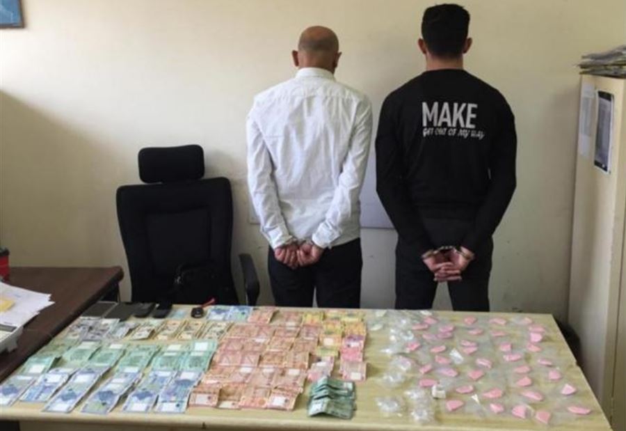 بالصورة: مطاردة في الضبية نتج عنها توقيف مروجي مخدرات