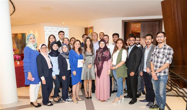 مؤسسة إيناس أبو عياش توزع جوائز مالية لطلاب مبدعين! 