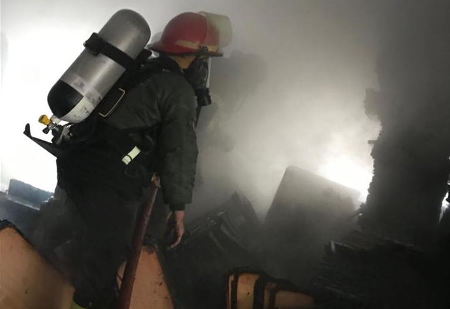 بالصور: حريق داخل معرض في مجدل عنجر