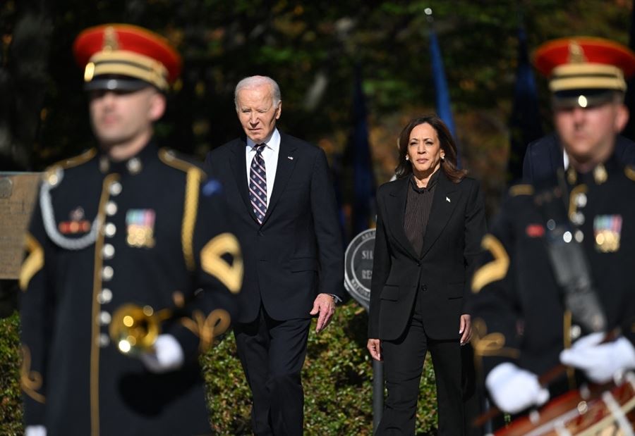 في مراسم "يوم المحاربين"... أول ظهور لهاريس بعد الهزيمة في مراسم "يوم المحاربين"... أول ظهور لهاريس بعد الهزيمة