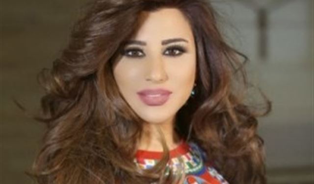 بالصور.. ما لغز لوحة وجه نجوى كرم على شاطئ البحر في دبي؟