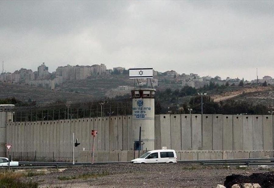 نَقل مجموعة من الأسيرات الفلسطينيات إلى سجن عوفر (فيديو)