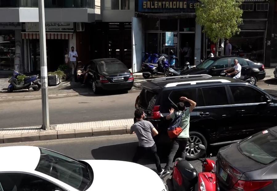 بالفيديو: لحظة الإعتداء على موكب وزير التربية... "رح نلحقك وين ما كنت"!