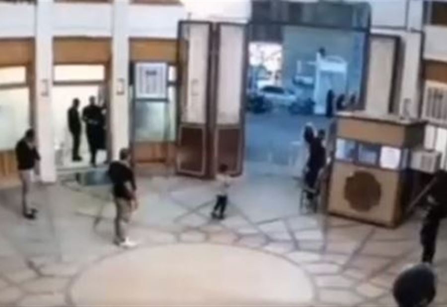 فيديو يُوثّق الهجوم المسلّح على مزار في شيراز!