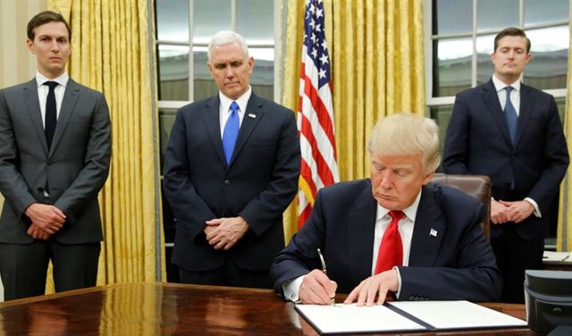 ترامب يوقع أول مرسوم تنفيذي!