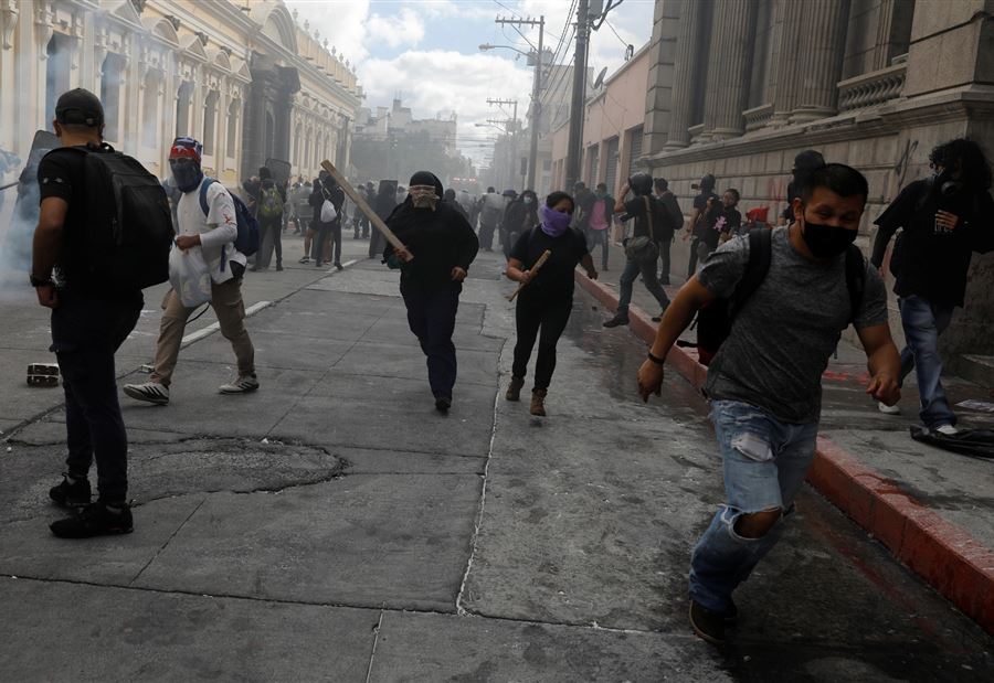 بالفيديو: إحتجاجاتٌ وإضرامٌ للنار بمبنى الكونغرس في غواتيمالا بالفيديو: إحتجاجاتٌ وإضرامٌ للنار بمبنى الكونغرس في غواتيمالا