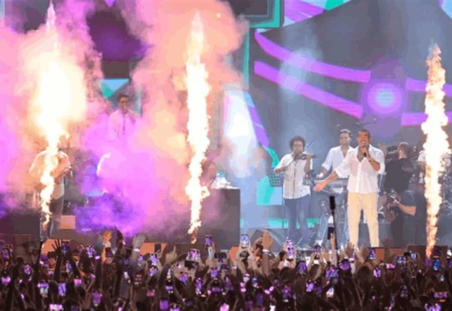 إليكم حقيقة التعهد الموجّه إلى الصحافيين في حفلة عمرو دياب