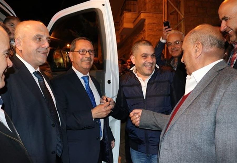 فارس فتوحي يقدّم سيارة إسعاف الى بلدية حراجل