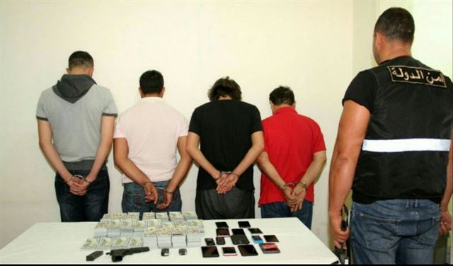 ضبط مليون دولار مزيف.. وتوقيف افراد العصابة!