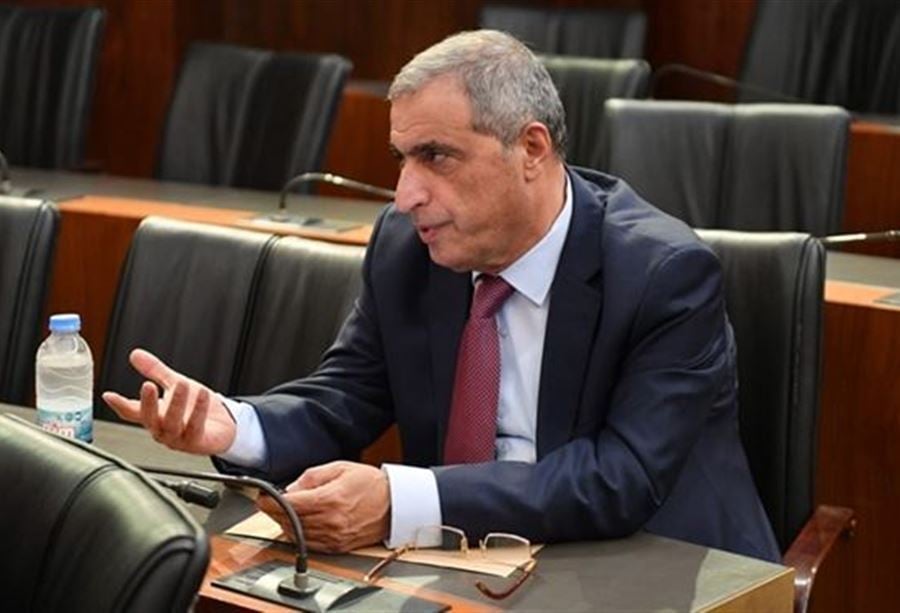 "قرار مريب في توقيته"... وهاشم يدعو إلى التراجع عنه (صور)