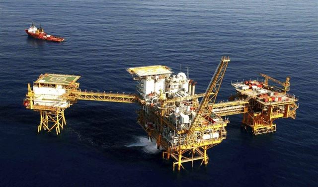 تجارة بالمعلومات النفطية.. صفقة الـ"100 مليون"