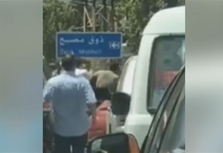 بالفيديو: شاب ينهال بالضرب "المبرح" على مسن بالفيديو: شاب ينهال بالضرب "المبرح" على مسن