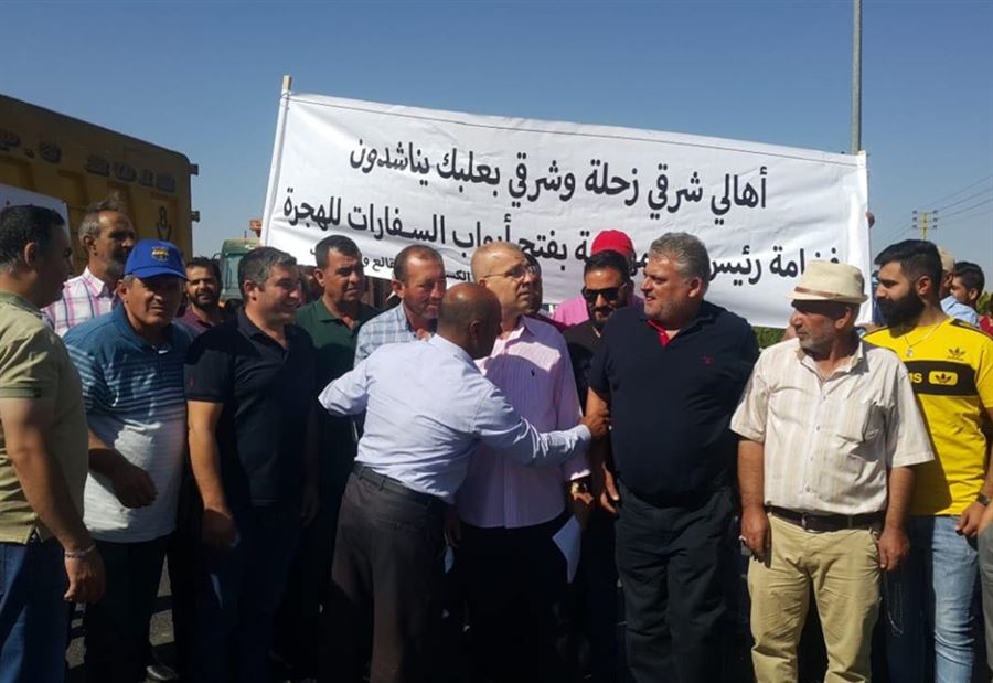 بالصور: أصحاب المقالع والكسارات قطعوا طريق بعلبك الدولي بالصور: أصحاب المقالع والكسارات قطعوا طريق بعلبك الدولي