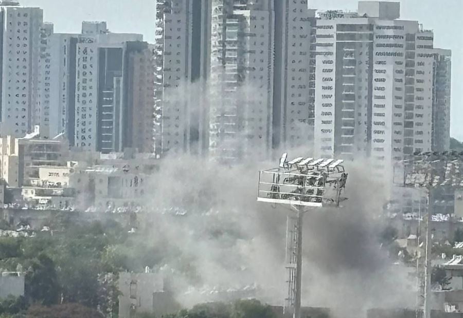 عشرات الصواريخ أطلقت من لبنان... وإصابة مبنى في حيفا! (فيديو)