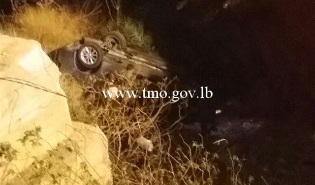 بالصور.. قتيلة وجريحين في تدهور سيارة على جسر الكازينو