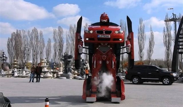 سيارة تتحول إلى روبوت عملاق..  سيارة تتحول إلى روبوت عملاق..