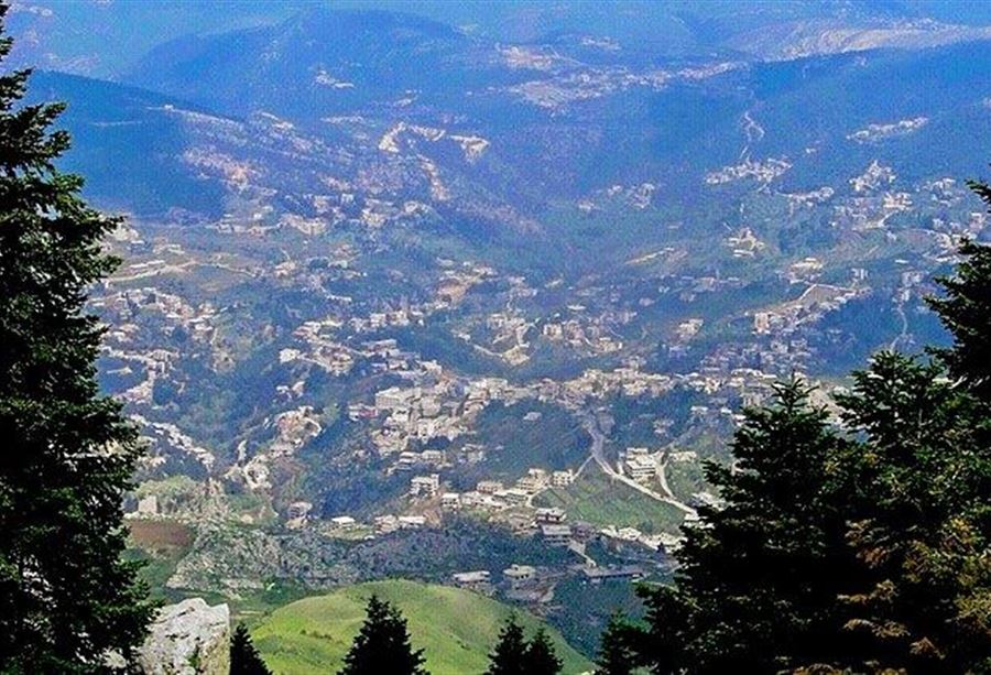 في وضح النهار... سلب سيارة بقوّة السلاح في عكار! 
