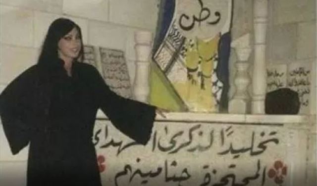 إسرائيلية تلتقط صورا عند أضرحة شهداء بفلسطين 