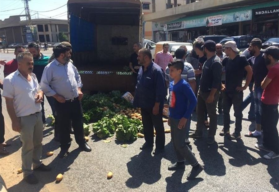 بالصورة: مزارعون يقطعون طريق بعلبك احتجاجاً 