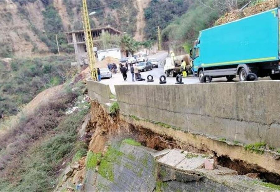 بالصور: انهيار طريق الغابون الرئيسية في الشوف