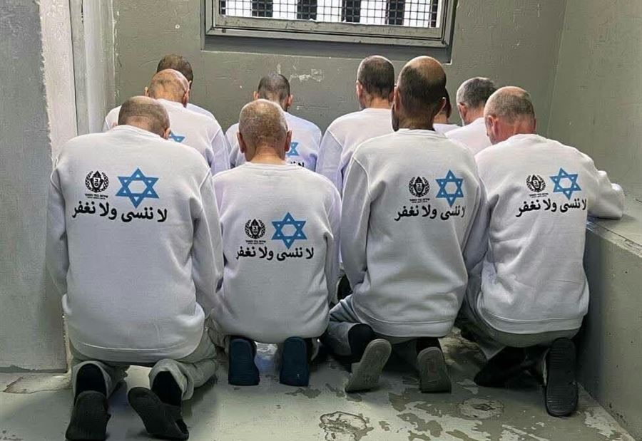 "على قمصان الأسرى"... رسالة موجهة من إسرائيل إلى حماس