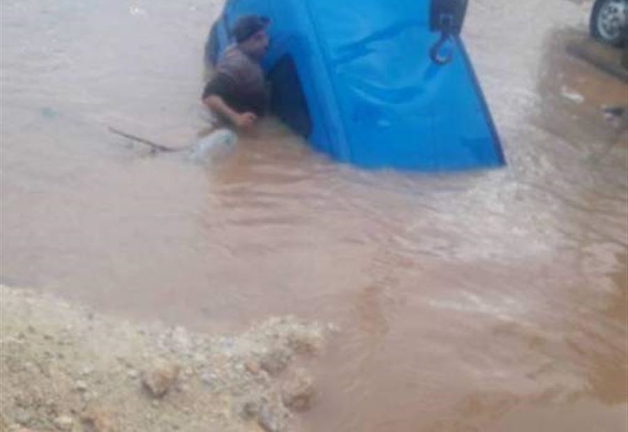 بالصورة: سقوط "رابيد" بحفرة مغمورة بالمياه في القلمون