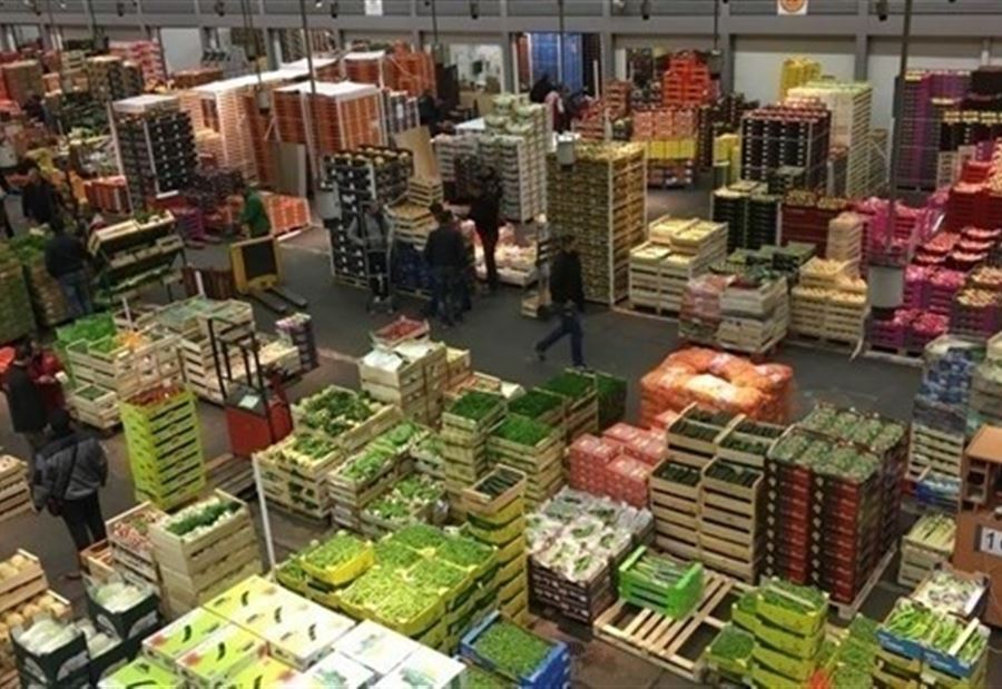عمال فرنسا يقطعون الكهرباء عن أكبر سوق للأغذية الطازجة