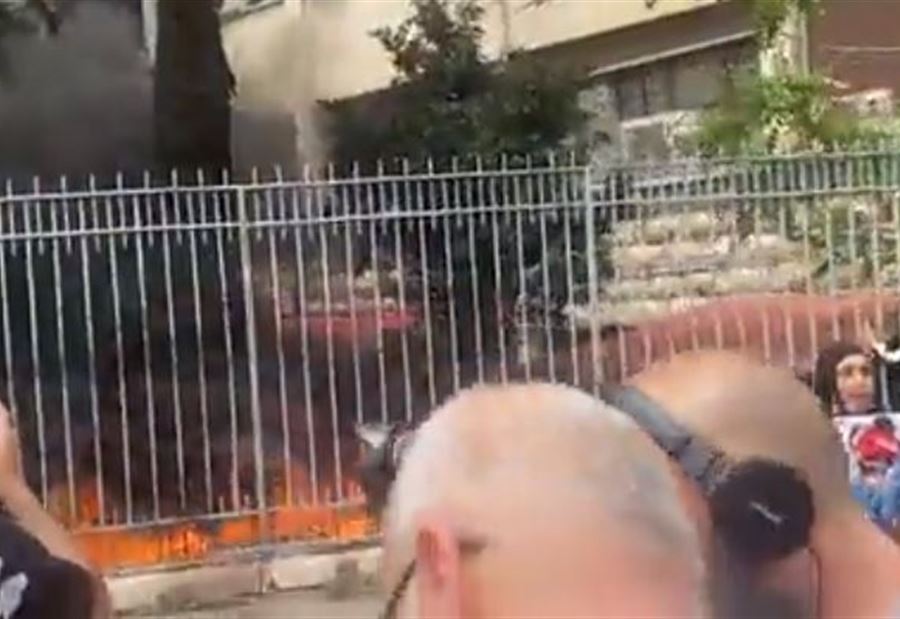 بالفيديو: إضرام النار أمام قصر العدل! 
