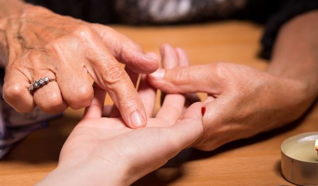 عرافة تنبأت بفوز ترامب.. ماذا تتوقع له ولبوتين وأردوغان؟