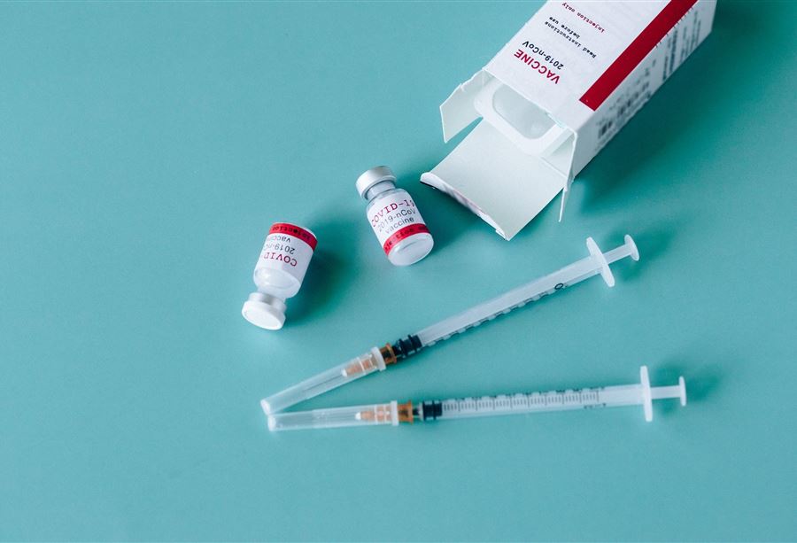 الصحة العالمية تَكشفُ ما يُحدثه لقاح كورونا بجسمك
