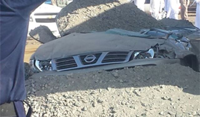 شاحنة محملة بالحجارة تنقلب على سيارة إماراتي وتدفنه حيا 