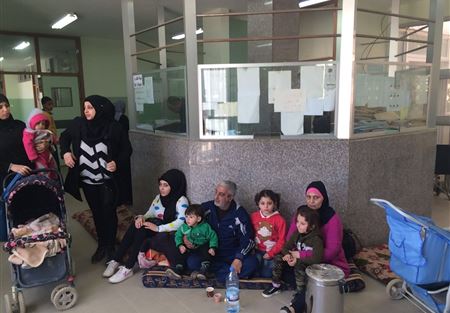 عائلة "عوض" تعتصم داخل عيادة للاونروا