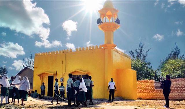 لماذا تتلون المساجد والكنائس بالأصفر في هذه الدولة؟