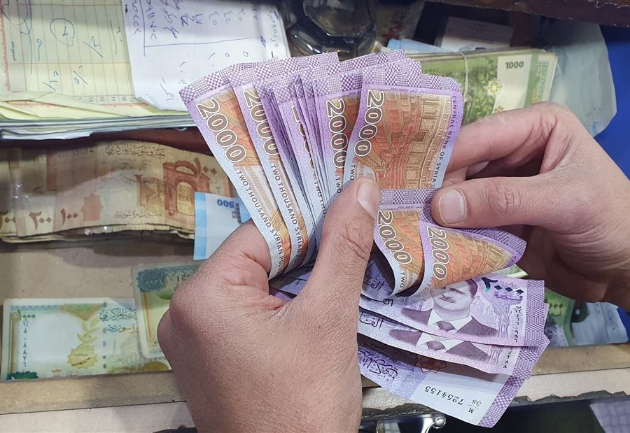لأول مرة  في سوريا... سعر الدولار يكسر حاجز الألف ليرة 