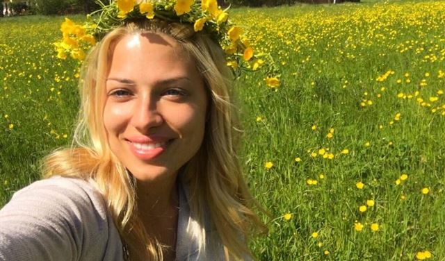 مقدمة برامج تلفزيونية تعرض صورة لها وهي عارية في دبي