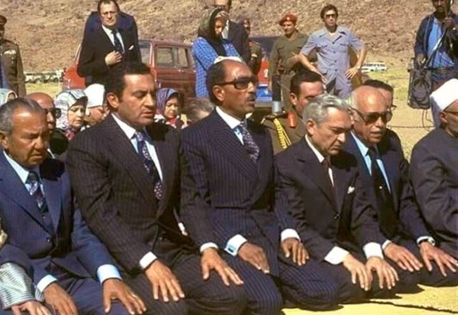 علاء مبارك ينشر صورة تاريخية لوالده مع السادات