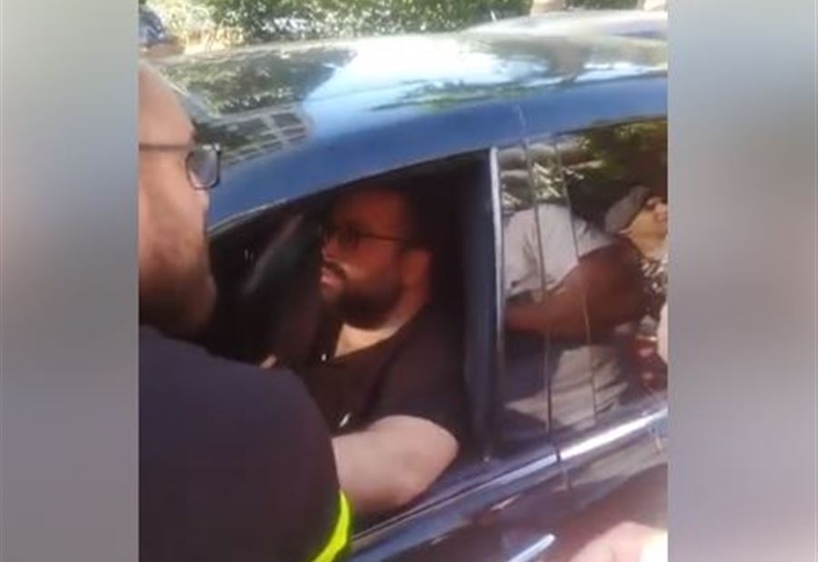 بالفيديو: هذا ما دار بين أحمد الحريري ومحتجين في الحمرا 