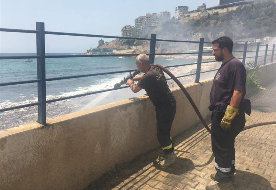 بالصورة: إخماد حريق على الطريق البحرية في أدما كسروان